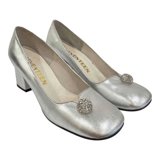 Silver leather pumps