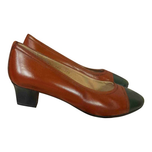 Leather pumps