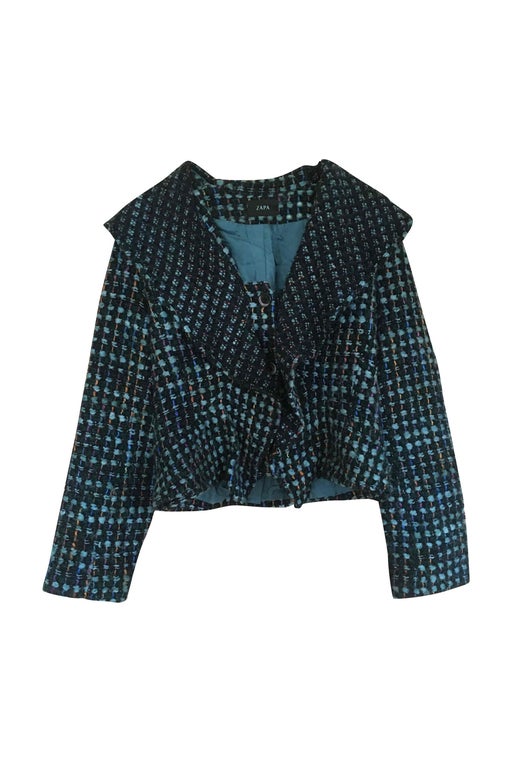 Short jacket with large collar