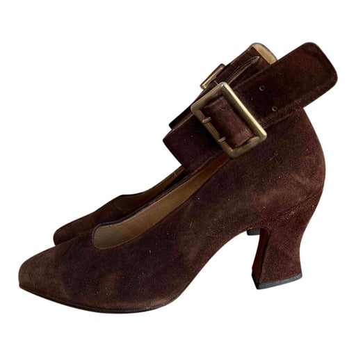 Leather pumps