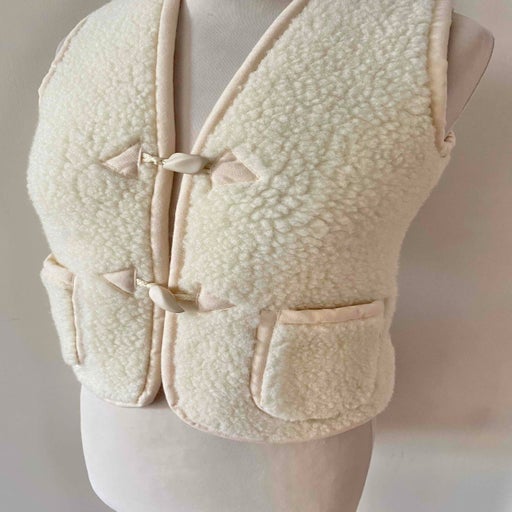Sleeveless vest
