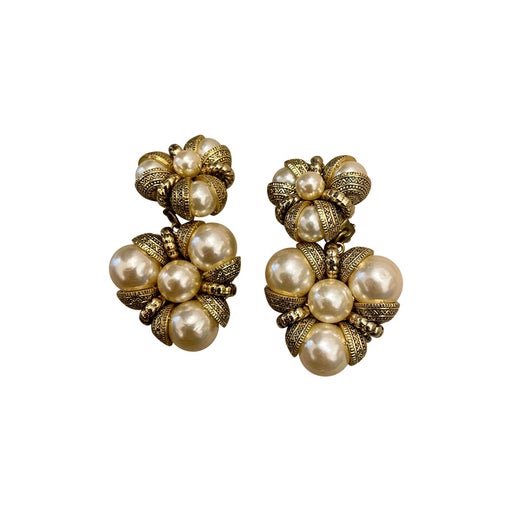 Clip-on earrings set with pearl