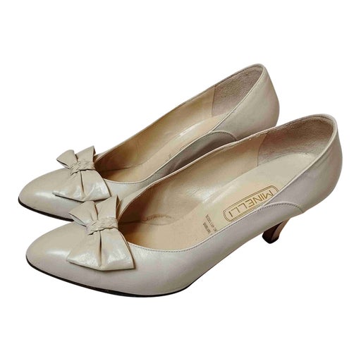 Leather pumps