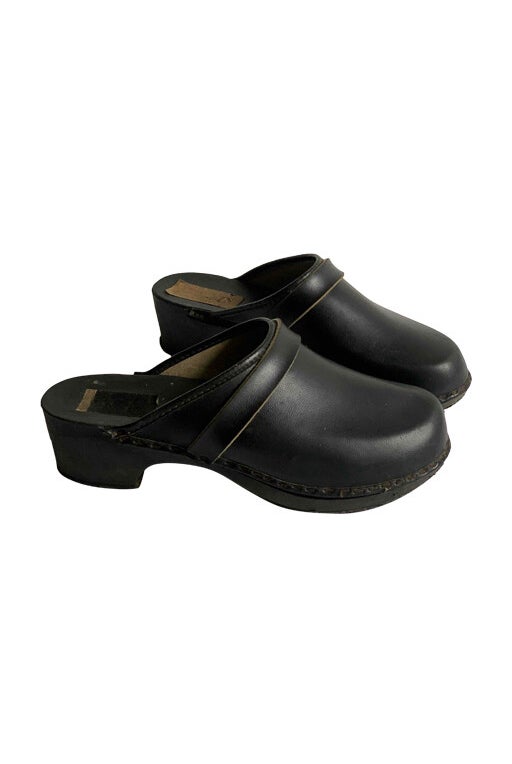 Leather clogs 