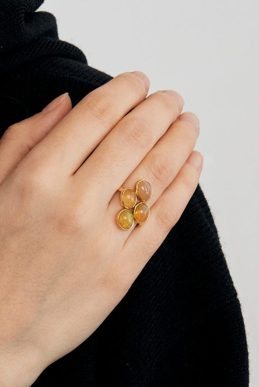 Bague "Grappe" en or jaune et opales