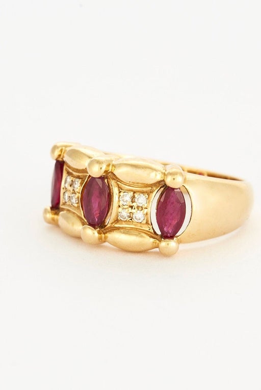 Bague en or jaune sertis de rubis et diamants